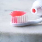 Увага — на тюбик: стоматологи назвали 5 небезпечних речовин у зубній пасті