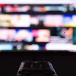 Офтальмологи розповіли, чому небезпечно дивитися телевізор у темряві