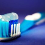Стоматологи розповіли про небезпеки зубної пасти з фтором