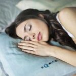 Медики пояснили, на якому боці корисніше спати вночі і чому