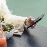 Чому у години застілля краще не користуватися смартфоном