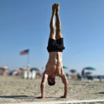 Стійка на руках: як зміцнити все тіло однією вправою