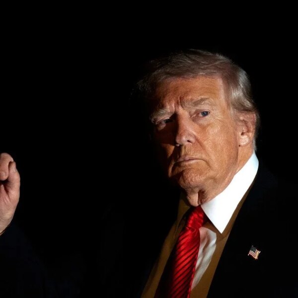 Трамп “розп’ятий” у Швейцарії: святий чи злочинець (фото)?