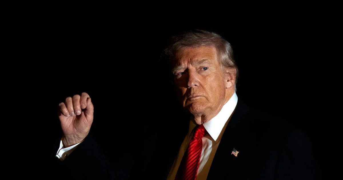 "Святий чи грішник": у Швейцарії "розіп’яли" Трампа (фото) "Святий чи грішник": у Швейцарії "розіп’яли" Трампа (фото)