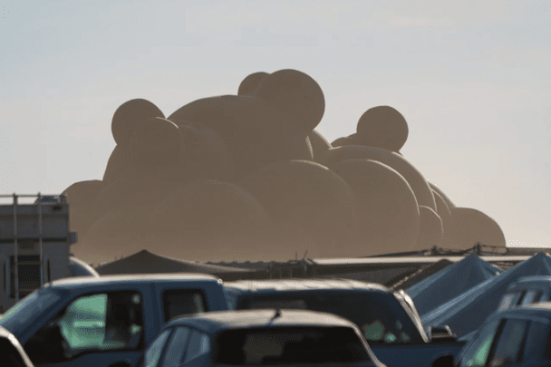 Інсталяція Black Cloud. / © Григорій Веприк