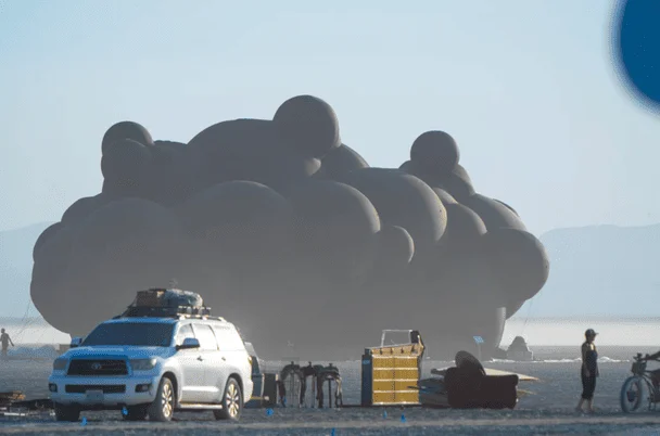 Інсталяція Black Cloud. / © Григорій Веприк