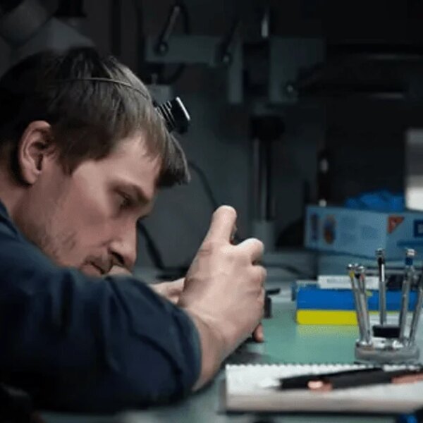Т-90 з Росії перетворився на годинник: фінський майстер зробив неповторну річ з уламків ворожого танка