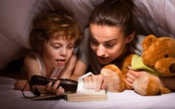 Чарівна сила казок: навіщо читати дитині перед сном?