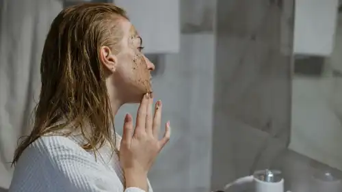 Минули часи абрикосових ядерець та алкоголю: косметика, яку варто викинути.