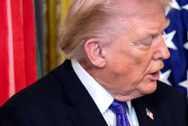 Адміністрація президента роз’яснила висипання на шиї Трампа застосуванням запобіжного лосьйону.