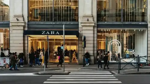 Джон Гальяно та Zara: подробиці несподіваного партнерства
