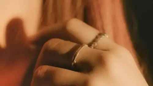 Яке враження складе жінка без прикрас на пальцях?