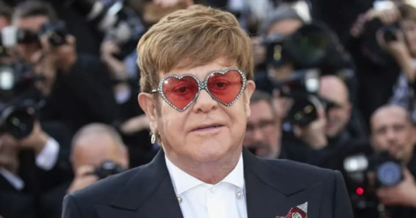 Елтон Джон оприлюднив сімейне фото з чоловіком і дітьми: світлина виставлена у Лондонській національній портретній галереї.