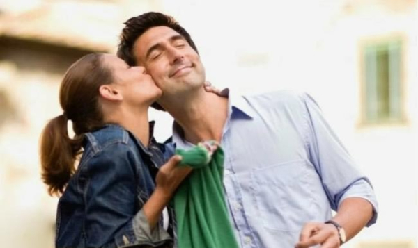 Як зробити чоловікові комплімент, який він оцінить: поради від психологів та ідеї&hellip;