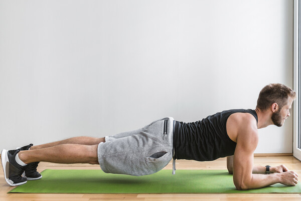 Росіянам назвали п'ять найефективніших вправ для домашнього тренування