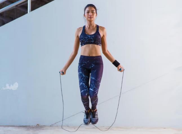 Які вправи корисно виконувати зі скакалкою?