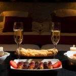 Романтична вечеря: хочете, щоб із запахом весни повернулося перше побачення?