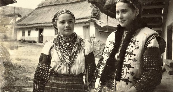 Дівчата з над Дністра. Юліан Дорош, 1930-ті рр. Український музей-архів у Клівленді.JPG