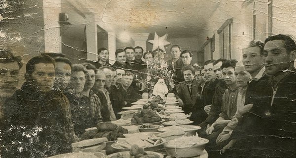 Святий вечір в таборі. Другий справа Іван Лучка, м. Томськ, 1954 р. 2