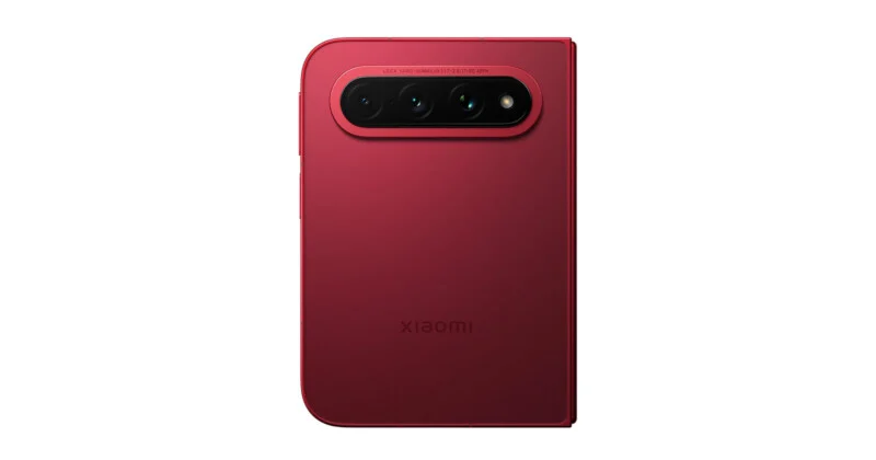 Червоний складаний смартфон Xiaomi, показаний зі спини, з виразним горизонтальним модулем камери з трьома об'єктивами та спалахом.