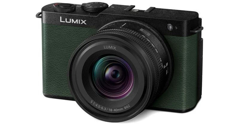 Зелено-чорна бездзеркальна камера Lumix з об'єктивом 18-40 мм, вид спереду праворуч.