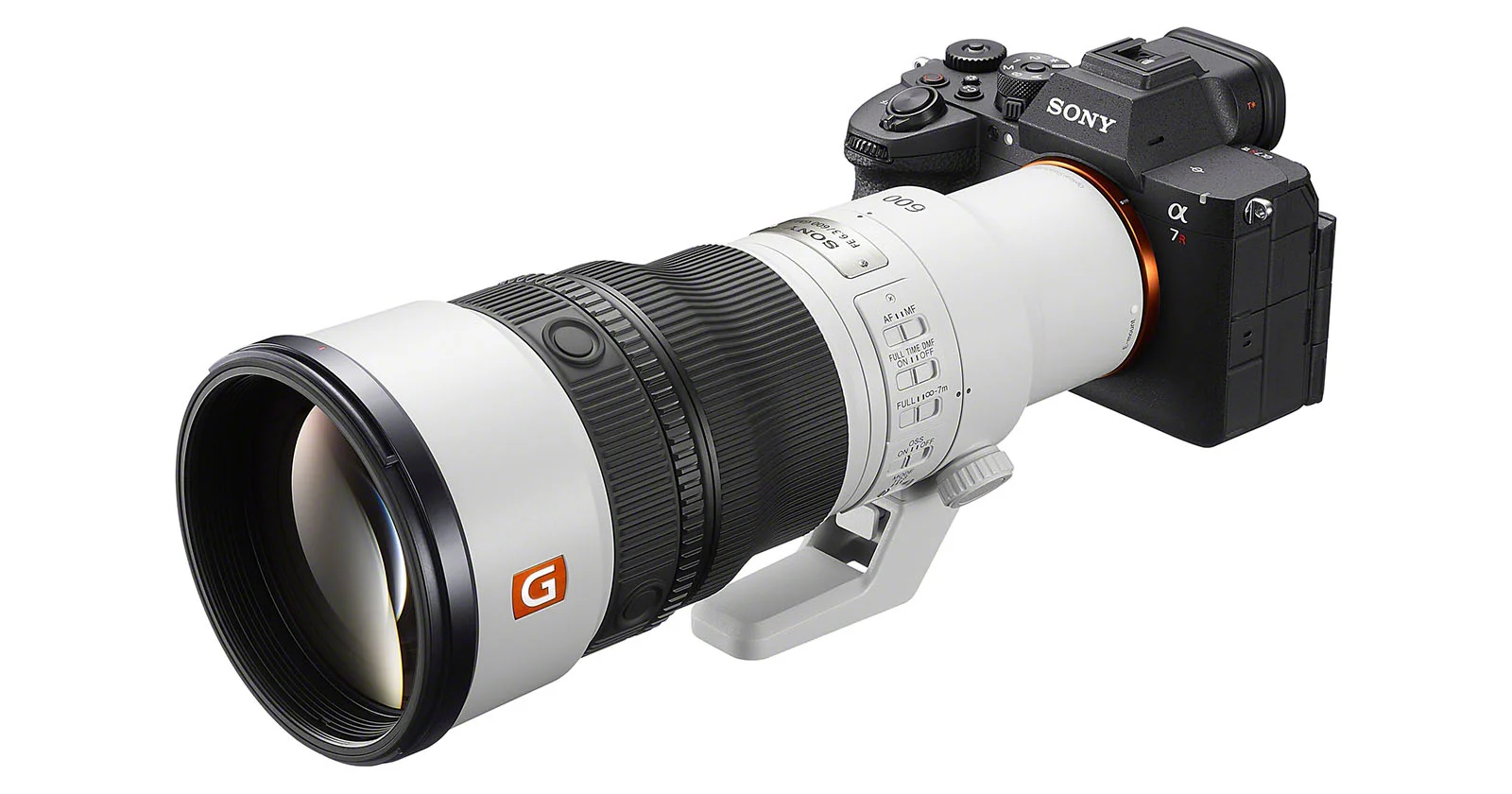 Камера Sony Alpha з довгим білим телеоб'єктивом G Master збоку.