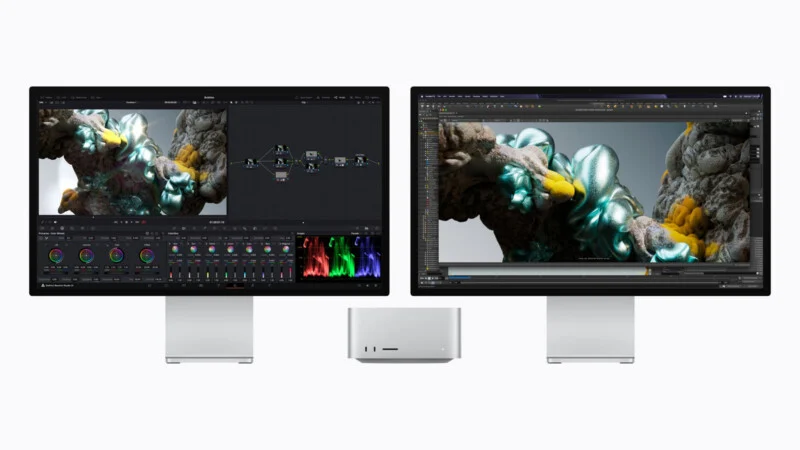 Комп'ютер Mac Studio розташований між двома моніторами Apple Studio Display, кожен з яких відображає професійні інтерфейси творчого програмного забезпечення з 3D-візуалізаціями.