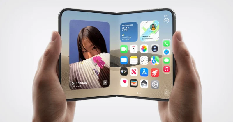 Людина тримає складний смартфон, що відображає домашній екран у стилі iOS з віджетами та значками програм на тлі пустелі.