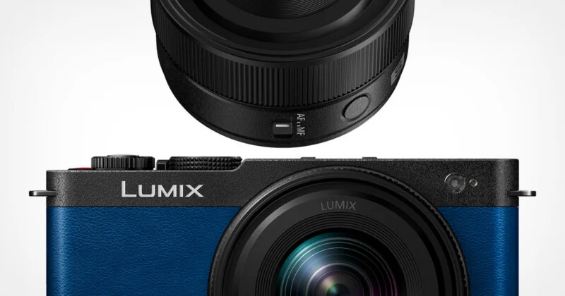 Синій корпус камери Lumix під чорним об'єктивом з перемикачем фокусування AF/MF.