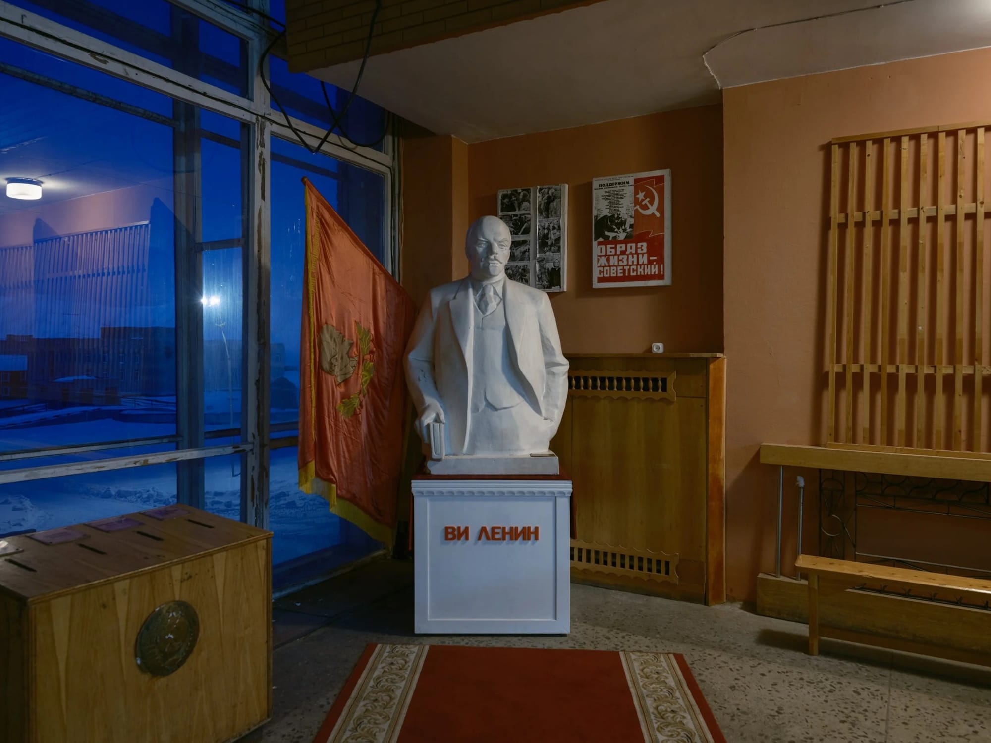 Пам'ятник леніну у величній кімнаті