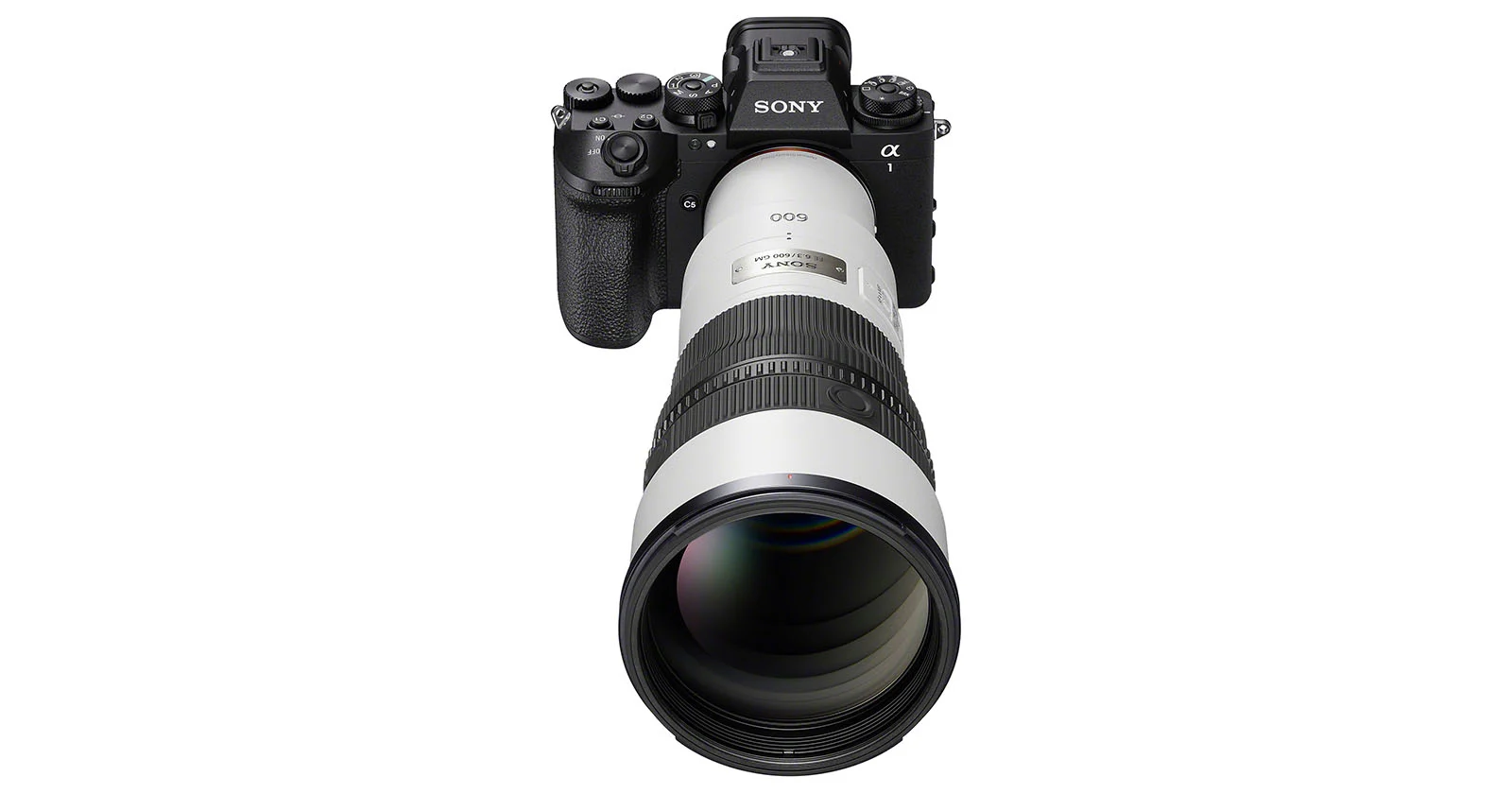Камера Sony Alpha 1 з великим білим телеоб'єктивом зверху.
