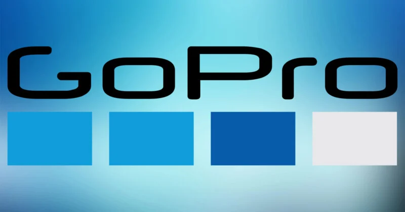 Логотип GoPro чорними літерами розташований над чотирма прямокутними блоками різних відтінків синього та білого на світло-блакитному тлі.