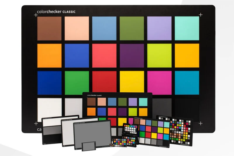 Колекція калібровочних діаграм Calibrite ColorChecker різних розмірів, розташованих на білому тлі.