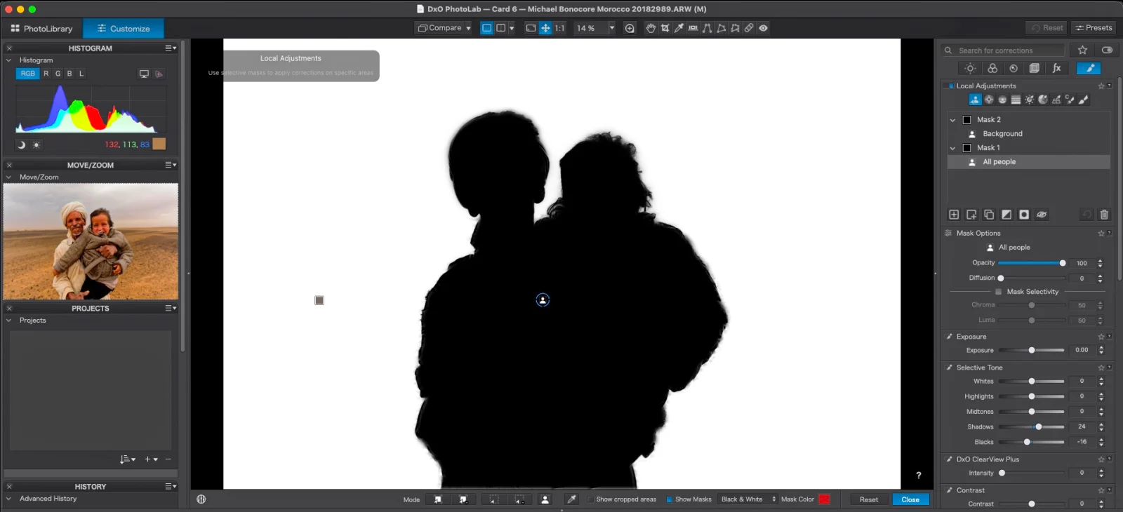 Скріншот інтерфейсу програми DxO PhotoLab, що показує маску силуету, застосовану до двох людей, з оригінальним зображенням, видимим у панелі Move/Zoom.