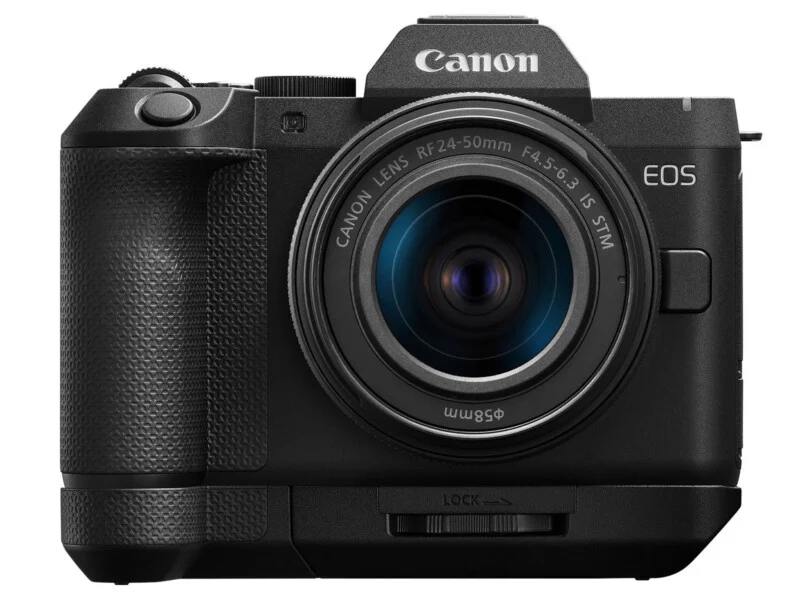Фронтальний вигляд бездзеркальної камери Canon EOS з приєднаним об'єктивом RF 24-50 мм та батарейним блоком.