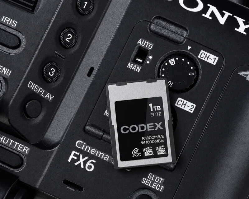 Карта пам'яті Codex CFexpress Type A об'ємом 1 ТБ розміщена на бічній панелі камери Sony Cinema FX6.