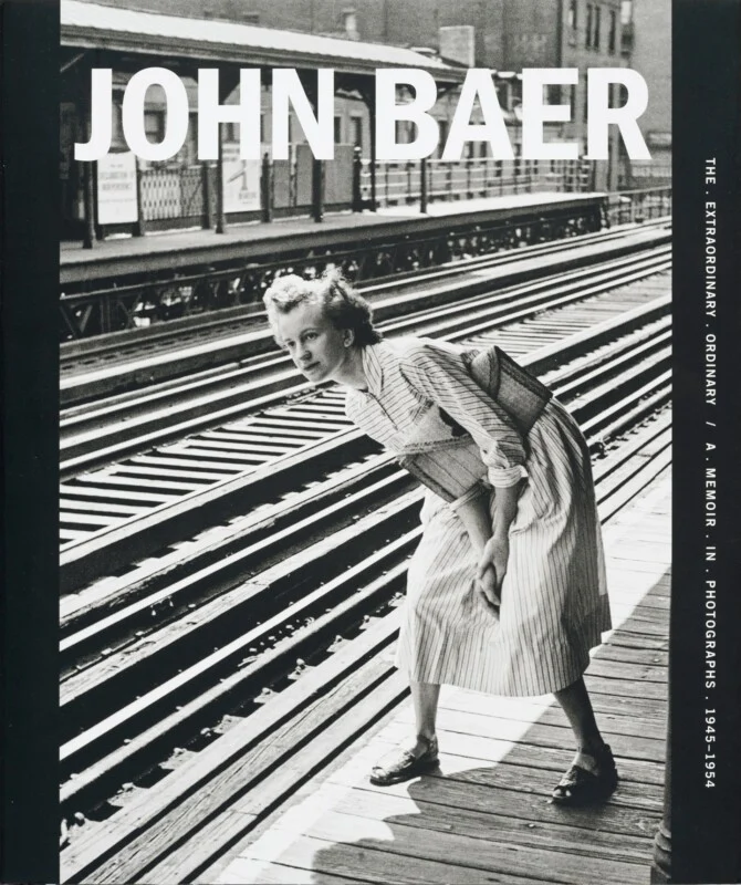 Обкладинка книги чорно-білими літерами «John Baer: The Extraordinary Ordinary / A Memoir in Photographs 1945-1954» з зображенням жінки, що нахилилася над залізничними коліями.