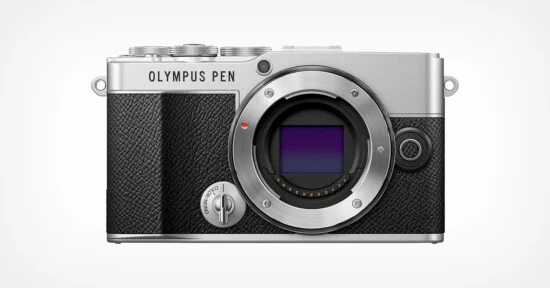 Сріблястий корпус камери Olympus PEN у вінтажному стилі. Камера срібляста з чорними текстурованими ручками. Видно байонет об'єктива, що відкриває сенсор. Камера має диски зверху для регулювань.