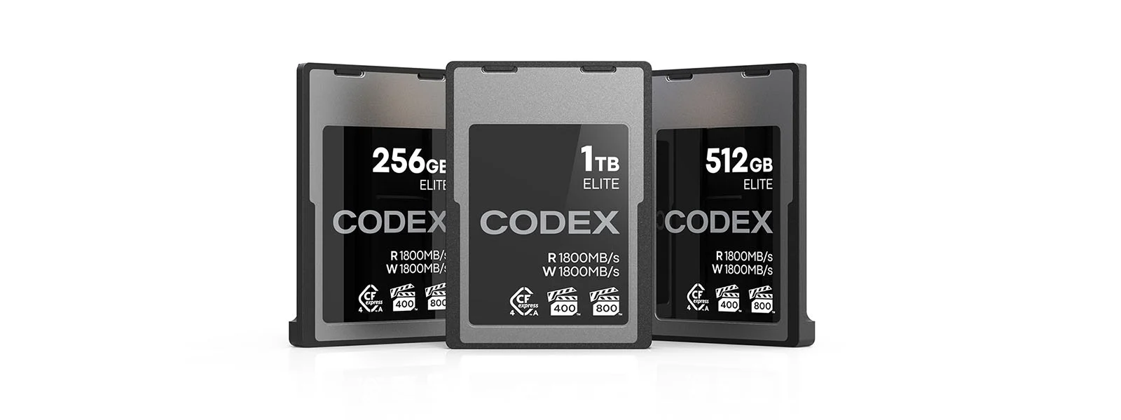 Три карти пам'яті Codex Elite CFexpress 4.0 об'ємом 256 ГБ, 1 ТБ та 512 ГБ стоять вертикально на білому тлі.