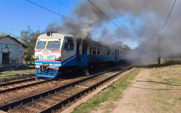 Росіяни вдарили по приміському поїзду: подробиці та нові правила безпеки Укрпошти
