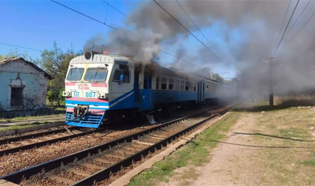 Війська рф вдарили по приміському поїзду на Харківщині / Укрзалізниця