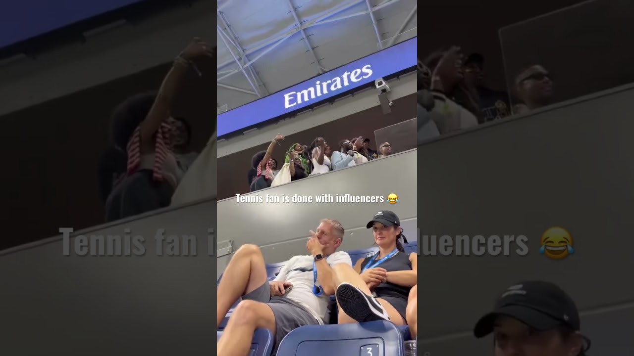 Кадр з відео, де інфлюенсери влаштовують фотосесію під час матчу US Open.
