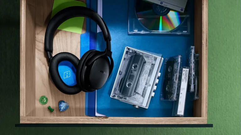 Нові навушники Bose QuietComfort (2-го покоління) у шухляді.
