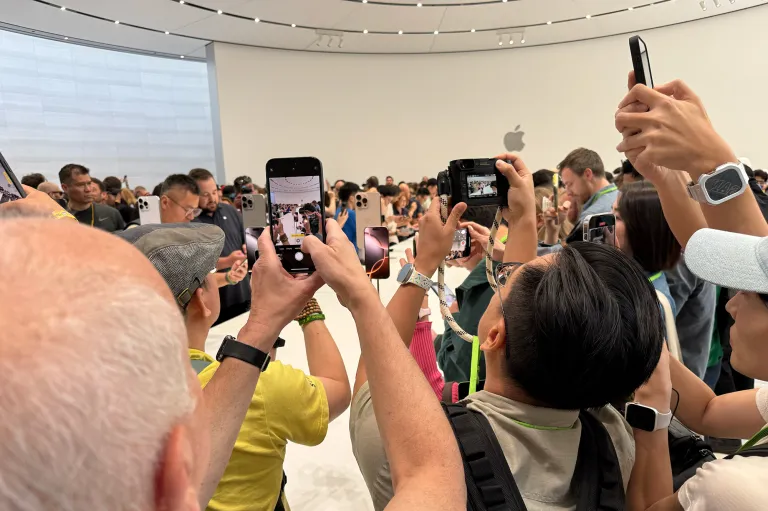 Люди фотографують новий iPhone 16 Pro своїми iPhone