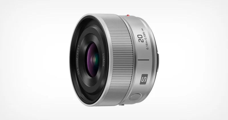 Сріблястий фікс-об'єктив Panasonic Lumix S-серії 20mm f/2.5, вид збоку на білому тлі.