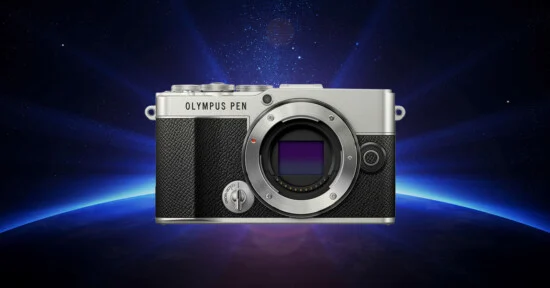Сріблясто-чорна камера Olympus PEN відображена на космічному фоні з променями світла та видом на горизонт Землі в космосі.