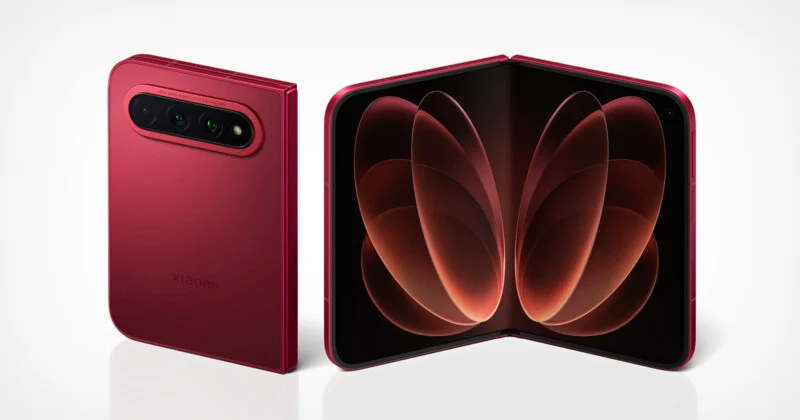Червоний складаний смартфон Xiaomi, показаний зі спини та в розгорнутому стані на білому тлі.