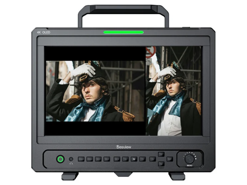 Професійний OLED-монітор Desview 4K показує зображення розділеного екрана з чоловіком у військовій уніформі, з панеллю керування з кнопками та диском меню під екраном.