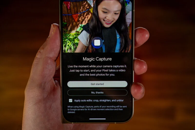 Рука тримає смартфон, на якому відображається екран функції "Magic Capture" з опціями почати, відхилити або увімкнути автоматичне редагування.