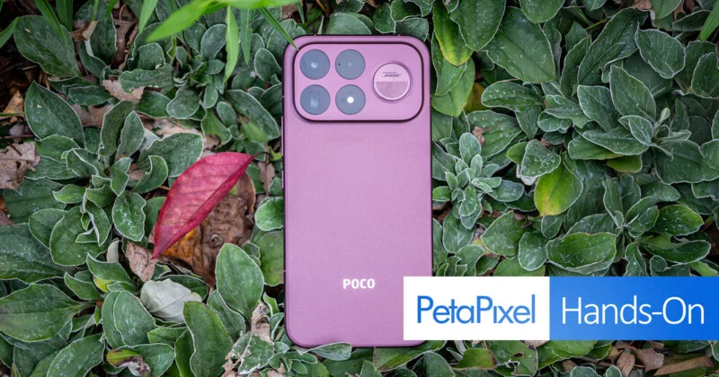 Смартфон Poco F9 Ultra фіолетового кольору з багатолінзовим блоком камер та логотипом "Sound by Bose" лежить на зеленій, вкритій іній траві поруч з червоним листком.